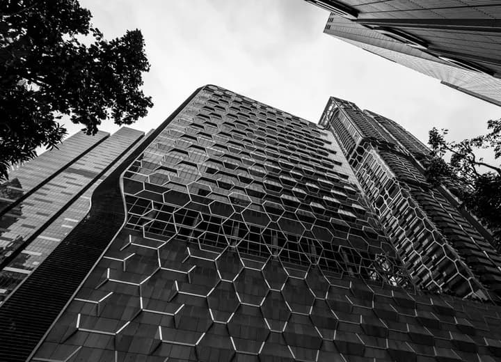 Fachada contemporânea vista entre edifícios modernos