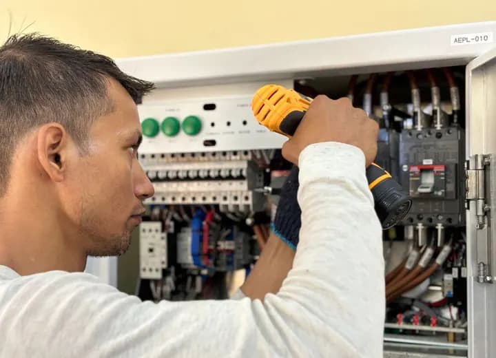 Eletricista trabalhando em um painel elétrico